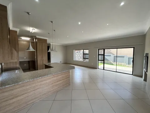 3 Bedroom House for Sale in Thatchfield Close | RE/MAX Infoglobe