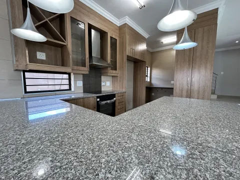 3 Bedroom House for Sale in Thatchfield Close | RE/MAX Infoglobe