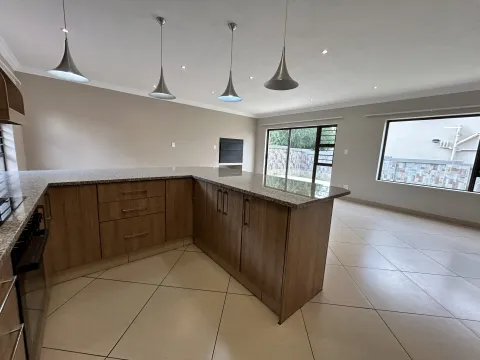 3 Bedroom House for Sale in Thatchfield Close Modern Luxury | RE/MAX Infoglobe