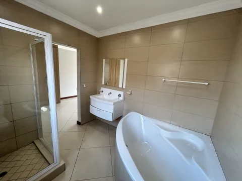 3 Bedroom House for Sale in Thatchfield Close Modern Luxury | RE/MAX Infoglobe