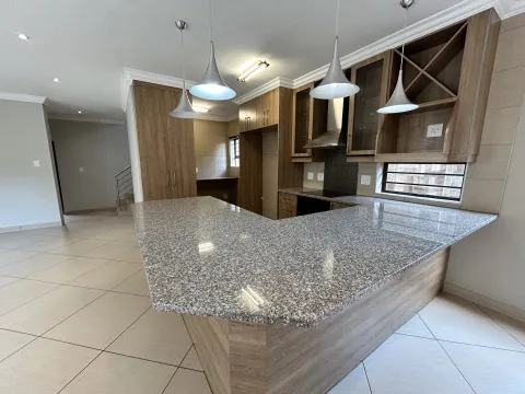 3 Bedroom house for sale in Thatchfield Close, 3 | RE/MAX Infoglobe