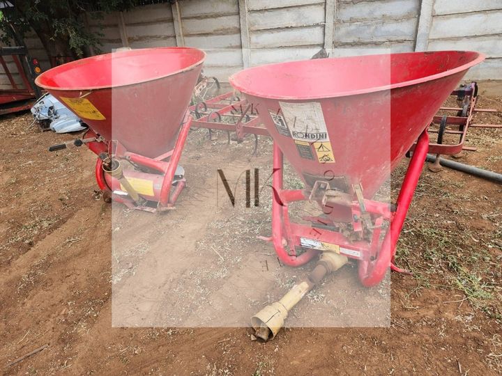 2 x Kunsmis strooiers  | MK Landbou Dienste