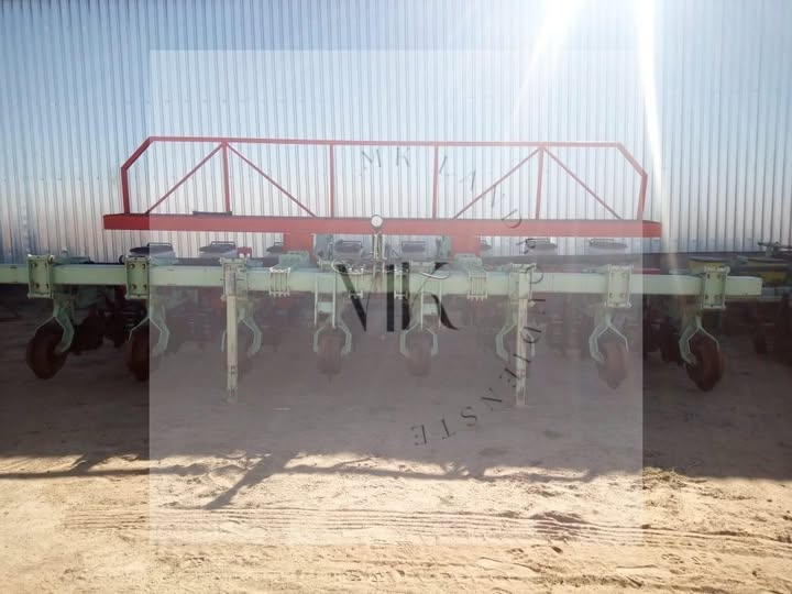 Orthman 8 ry 91 striptil het massey Ferguson 555 planter | MK Landbou Dienste