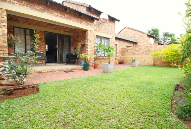 2 Bedroom Townhouse For Sale in Die Hoewes | Casa Dynamica Properties