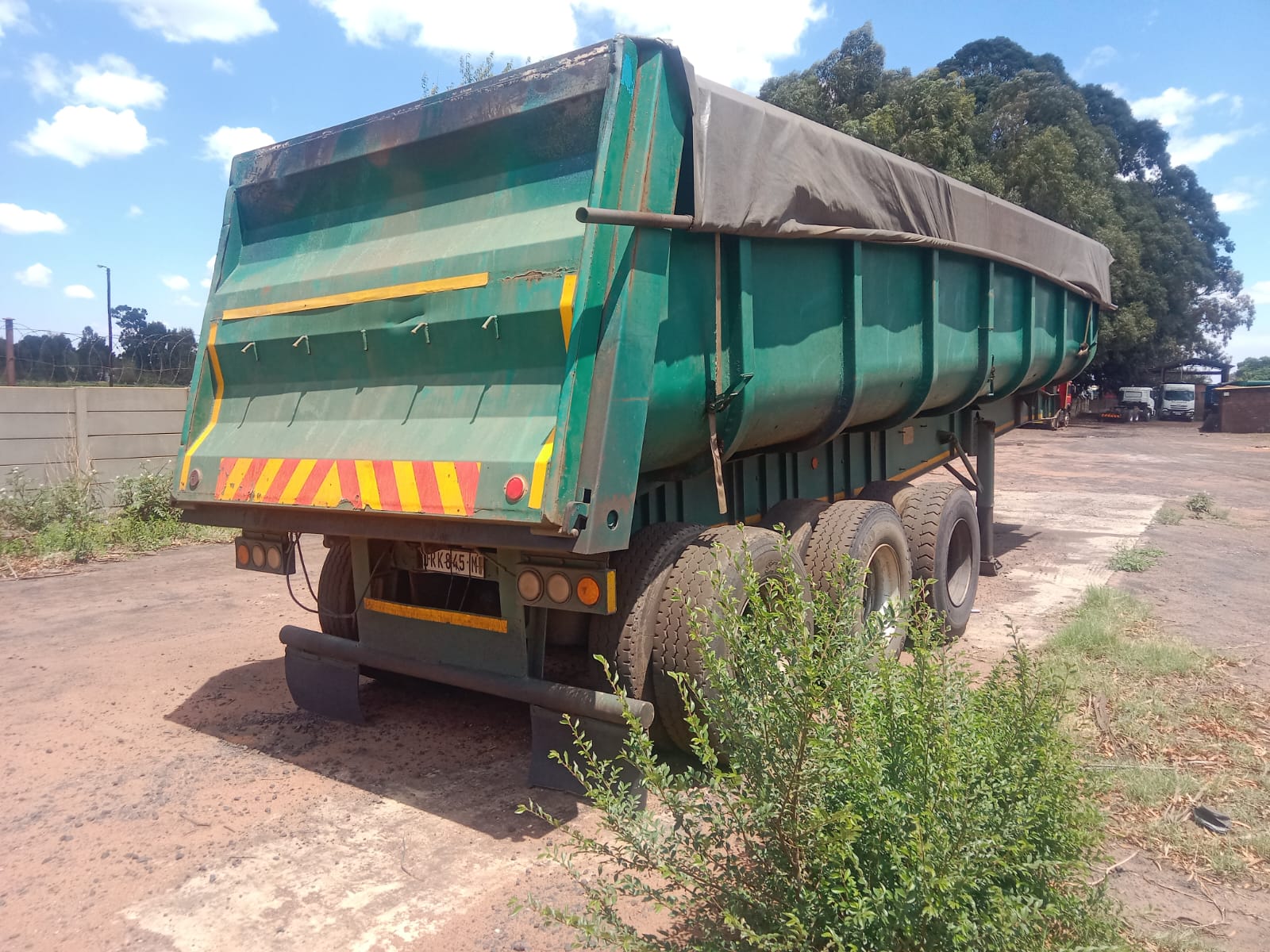 Top trailer sloper end tipping trailer