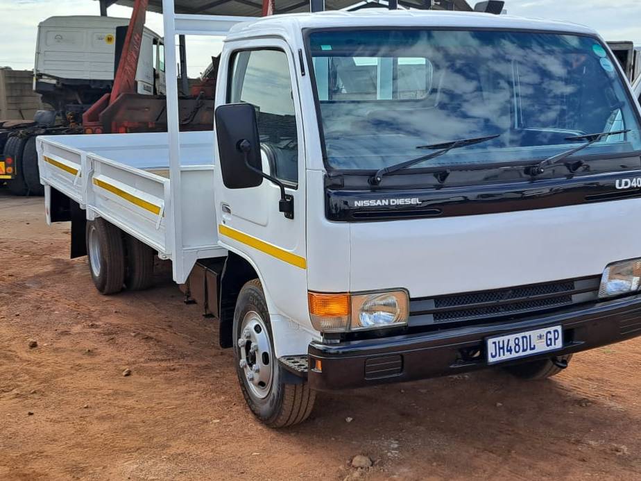 2009 Nissan UD 40 dropside body truck