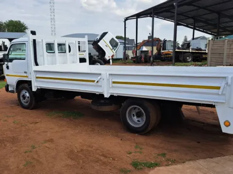 2009 Nissan UD 40 dropside body truck