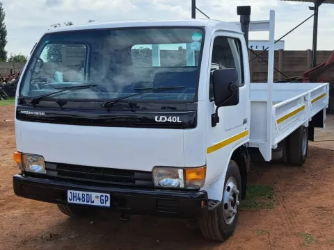 2009 Nissan UD 40 dropside body truck